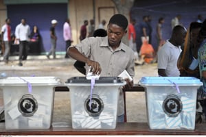 Tanzania Election © A Tanzanian man casts his vote in the presidential election at a polling station in Dar es Salaam, Tanzania Sunday, Oct. 25, 2015. Voting has started in Tanzania’s general elections in which the ruling party faces a strong challenge from a united opposition. (AP Photo/Khalfan Said)/NAI102/786005830138/1510250953