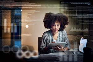 Une programmeuse retravaille des lignes de code sur sa tablette. © Delmaine Donson/PeopleImages/E+/Getty