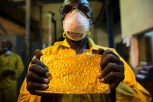 Lingot tout juste raffiné, au sein du complexe minier de Loulo-Gounkoto, exploité par Barrick, au Mali. © Simon Dawson/Bloomberg via Getty Images