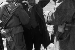 Des soldats français contrôlent un Algérien, pendant une opération de ratissage entre 1957 et 1960, en pleine guerre d’Algérie. (Photo non datée). © Les Reporters Associés
