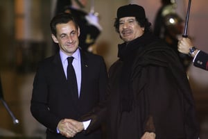 Nicolas Sarkozy et Mouammar Kadhafi, en décembre 2007 à Paris. © Abd Rabbo-Mousse/ABACA
