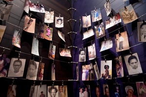 Le Mémorial du génocide, à Kigali, expose des photos privées montrant des milliers de visages de Tutsi et de Hutu massacrés en 1994. © Vincent Fournier/JA