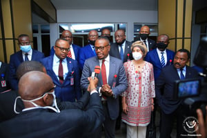 Les treize personnalités réclamant une refonte du processus électoral, à l’issue de leur rencontre avec Félix Tshisekedi, le 28 juillet 2020. © DR / Présidence RDC