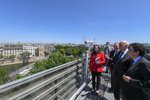 Nadia Akacha avec le président Kaïs Saïed et Jack Lang, lors d’une visite à l’Institut du monde arabe, à Paris, le 23 juin 2020. © Présidence de Tunisie