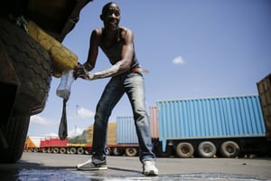 Un chauffeur routier tanzanien à la frontière de Namanga, entre la Tanzanie et le Kenya. © Brian Inganga/AP/SIPA