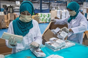 Emballage de masques jetablesà l’usine Soft Tech à Casablanca © FADEL SENNA/AFP