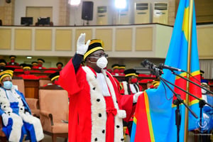 Un magistrat prête serment, lors d’une cérémonie au Palais de la Nation en présence du chef de l’État, le 4 août 2020. © DR / présidence de la République RDC