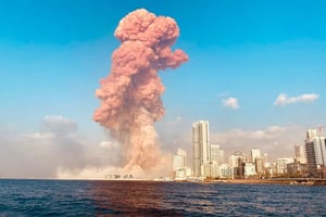 Les explosions dans le portd de Beyrouth mardi 5 août 2020 ont provoqué un immense champignon de fumée dans le ciel de la capitale libanaise. © Sputnik/SIPA