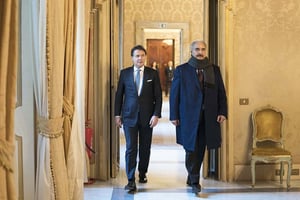 Le président du Conseil italien Giuseppe Conte et le maréchal libyen Khalifa Haftar au palais Chigi, à Rome, le 8 janvier 2020. © Palazzo Chigi press office/AFP