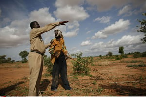 Un officiel du ministère de l’Environnement discute avec un agriculteur près de Kouré, où huit personnes ont été tuées par des hommes armés le 9 août 2020 (photo d’illustration). © Rebecca Blackwell/AP/Sipa