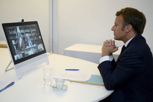 Emmanuel Macron durant la vidéo-conférence des donateurs internationaux pour le Liban, le 9 août 2020. © Christophe Simon/AP/Sipa