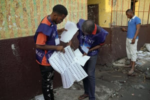 Des agents électoraux inspectent les liste, lors du scrutin du 30 décembre 2018 dans un bureau de vote de Kinshasa (illustration). © Jerome Delay/AP/SIPA