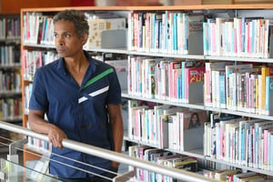 L’auteur canadien dans une bibliothèque de Scarborough, dans l’est de Toronto. © Steve Russell/Toronto Star via Getty Images