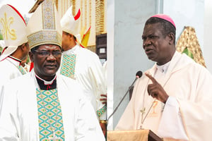 Mgr Samuel Kleda, archevêque de Douala et Mgr Jean Mbarga, son homologue de Yaoundé. © Photos : MABOUP / Max_Mbakop