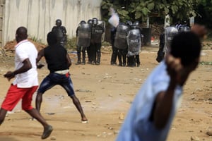 Des manifestants opposés à une candidature d’Alassane Ouattara a un troisième mandat affrontent les forces de l’ordre, à Abidjan, le 13 août 2020. © Diomande Ble Blonde/AP/SIPA