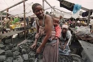 Vente de charbon sur un marché de Kinshasa. © Peter Andrews