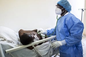 Un médecin ausculte un patient atteint du Covid-19, en mai 2020 à Dakar (illustration).. © Sylvain Cherkaoui/AP/SIPA