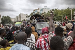 Des manifestants saluent un convoi de militaires, le 19 août 2020 à Bamako, au lendemain du coup d’État. © /AP/SIPA