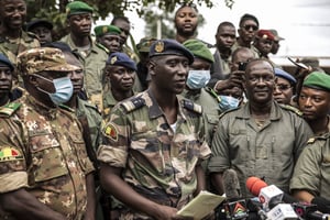 Le colonel-major Ismaël Wagué, porte-parole du CNSP, au centre, lors d’un point presse au camp de Kati, le 19 août 2020. © /AP/SIPA