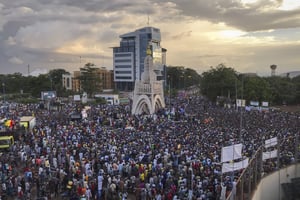 Des Maliens célèbrent le départ d’Ibrahim Boubacar Keïta à Bamako, le 21 août 2020. © Baba Ahmed/AP/Sipa