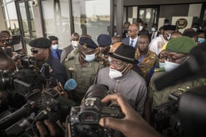 L’ex-président nigérian Goodluck Jonathan s’adresse aux médias après avoir été accueilli par le porte-parole du Comité national pour le salut du peuple, Ismaël Wagué, le 22 août 2020. © AP/Sipa