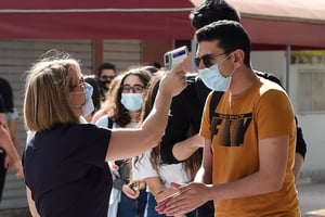 Prise de température pour des élèves d’un lycée de Tunis. © FETHI BELAID/AFP