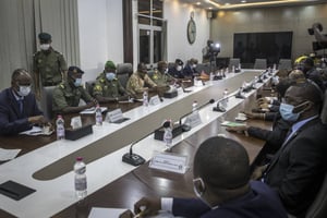 Réunion entre les chefs de la junte et la mission de la Cedeao à Bamako, le 22 août 2020. © AP/SIPA