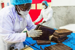 Unité de production de barres de chocolat du groupe Cemoi, à Abidjan. © Jacques Torregano pour JA