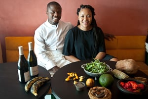 Elis et Vanessa du restaurant le Mi Kwabo, 42 rue Rodier, à Paris dans le 9e arrondissement, proposent une cuisine africaine renouvelée et extrêmement raffinée. Ici le 12 août 2020. © Vincent Fournier pour JA