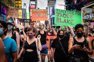 Des manifestants dénoncent à Times Square (New York) l’attaque de Jacob Blake par des policiers blancs à Kenosha, Wisconsin, dimanche 23 août. © Gabriele Holtermann/Sipa USA