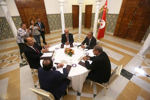 Hichem Mechichi (à droite, au centre) en consultation pour la formation de son gouvernement © Mohamed Krit/ SIPA
