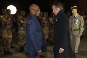 Ibrahim Boubacar Keïta et Emmanuel Macron, lors d’une cérémonie de commémoration de la Première guerre mondiale près de Reims, en France, le 6 novembre 2018. © Philippe Wojazer/AP/SIPA