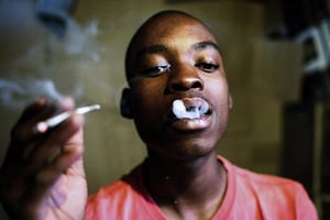 Mpho Boshielo fume un mélange d’héroïne et de dagga à Soweto, en Afrique du Sud. Ici, la plupart des dealers viennent du Nigeria. © Frank Trimbos/REDUX-REA