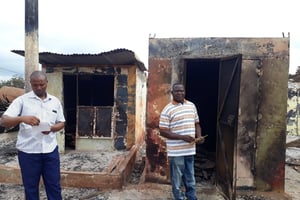 Deux marchands devant leurs boutiques brûlées, le 21 août à Divo. © Vincent Duhem pour JA