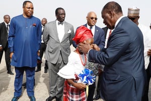 Mamadi Diané (au centre en costume gris), avec Alassane Ouattara à Abuja le 22 décembre 2018 pour le 54e sommet de la Cedeao. © DR / Présidence de la République ivoirienne