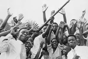Des Congolais célèbrent la déclaration d’indépendance, le 7 janvier 1960 à Leopoldville. © Bettmann/GettyImages