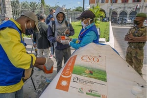 Distribution de Covid-Organics (CVO) à Antananarivo, le 23 avril 2020 © Alexander Joe/AP/SIPA