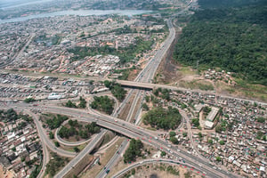Vue aérienne de la capitale économique ivoirienne et de l’autoroute du Nord. © Nabil Zorkot