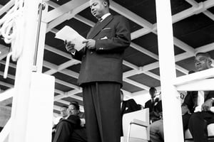 Discours du Premier ministre Ahmadou Ahidjo, le 1er janvier 1960, à Yaoundé. © AFP
