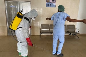 Dans un hôpital de Douala, en avril 2020. © REUTERS/Josiane Kouagheu