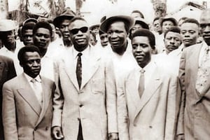 Les membres du bureau politique de l’Union des Populations du Cameroun (UPC) en marge d’une conférence, avec Ruben Um Nyobé,  le 06 mars 1955. © DocAnciens/docpix.fr