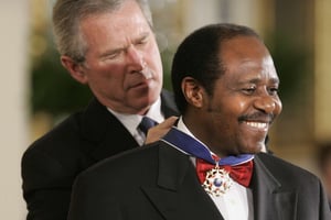Paul Rusesabagina décoré par l’ancien président américain George W. Bush, en 2005. © LAWRENCE JACKSON/AP/SIPA