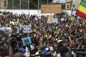 Des manifestants célèbrent le coup d’Etat mené par la junte militaire au Mali, lors d’un rassemblement à Bamako le 21 août 2020. © AP/SIPA