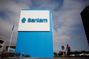Le logo de Sanlam à côté du siège de l’entreprise au Cap en Afrique du Sud. © REUTERS/Mike Hutchings