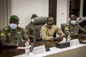 Le colonel Assimi Goïta, au ministère de la Défense à Bamako, le 22 août 2020. © AP/Sipa