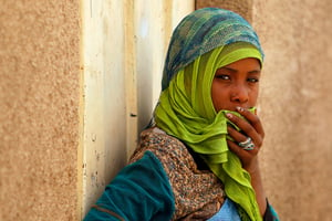 Une jeune fille de la communauté Akhdam, dans un bidonville de Sanaa, au Yémen, en mars 2012. © REUTERS/Khaled Abdullah