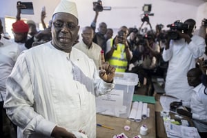 Le président Macky Sall vote à l’école Thierno Mamadou Sall à Fatick, au Sénégal, le 24 février 2019. © Sylvain Cherkaoui pour JA