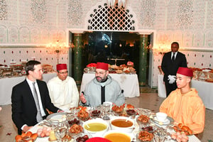 Le roi Mohammed VI offre un iftar en l’honneur de M. Jared Kushner, en mai 2019. © MAP