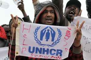 Un migrant somalien, à Ras Ajdir, en Tunisie, manifestant pour de meilleures conditions de vie dans les camps du HCR.