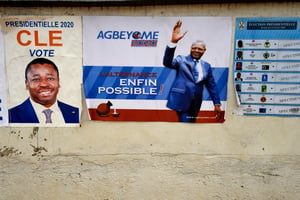 Des affiches pour Faure Gnassingbé et Agbéyomé Kodjo, lors de la présidentielle au Togo en février 2020. © PIUS UTOMI EKPEI / AFP)